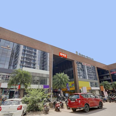 Hotel O Cozy Rooms Surat Exterior foto