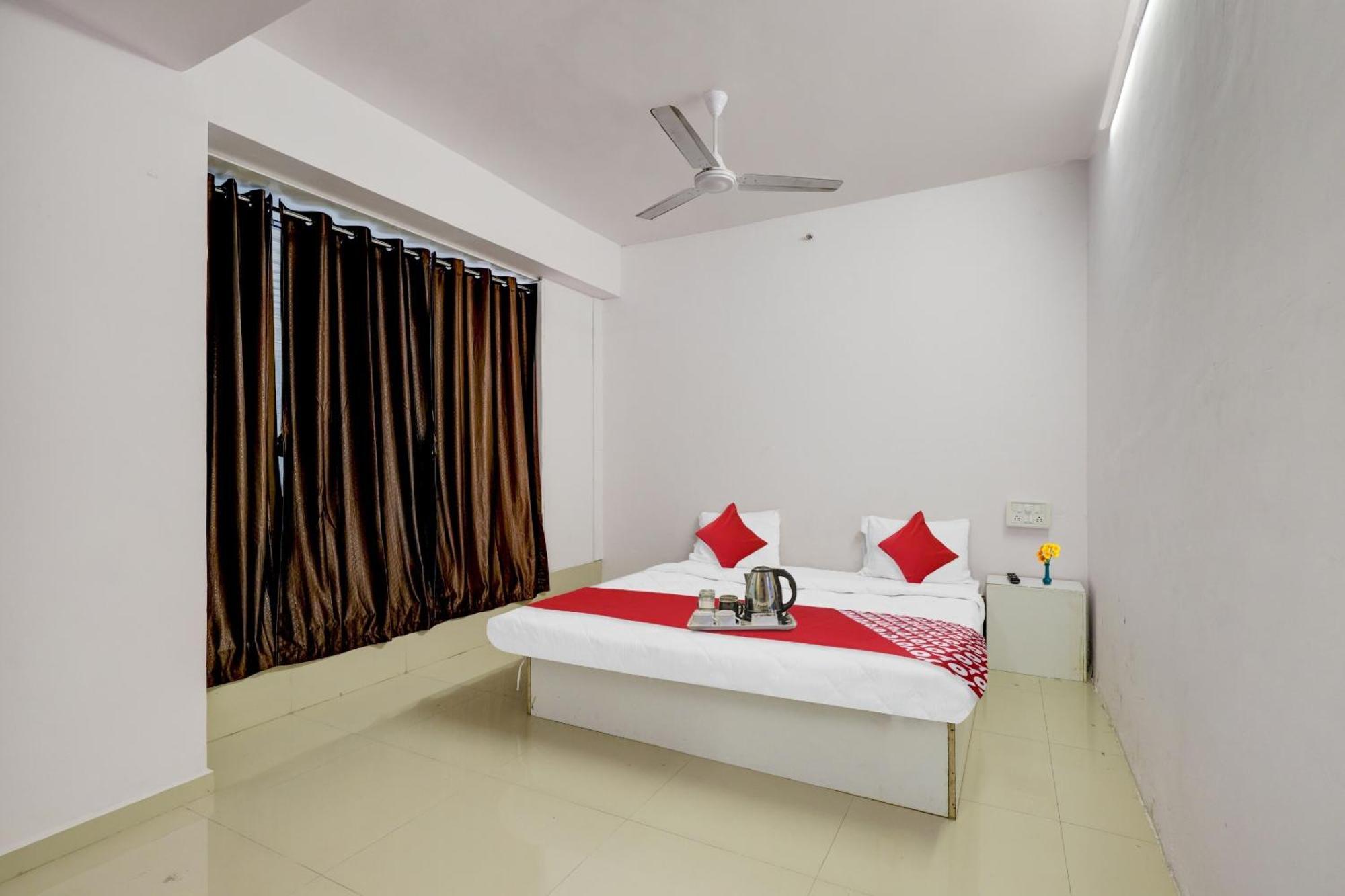Hotel O Cozy Rooms Surat Exterior foto