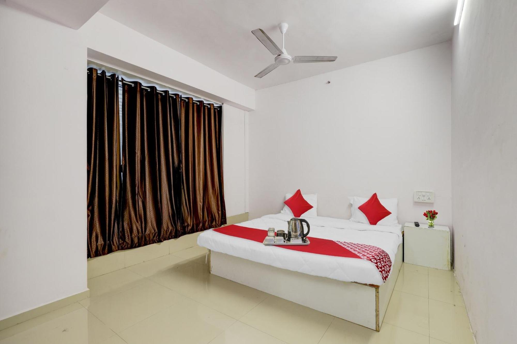 Hotel O Cozy Rooms Surat Exterior foto