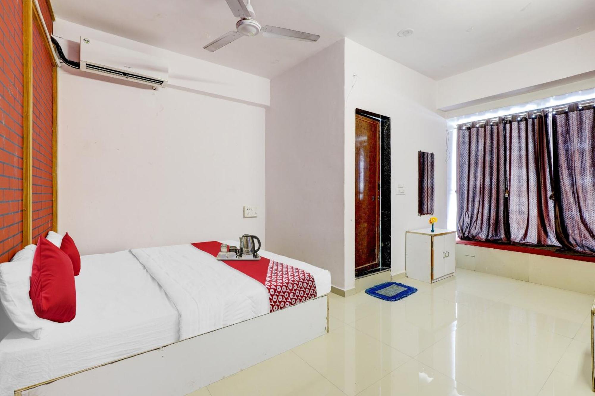 Hotel O Cozy Rooms Surat Exterior foto
